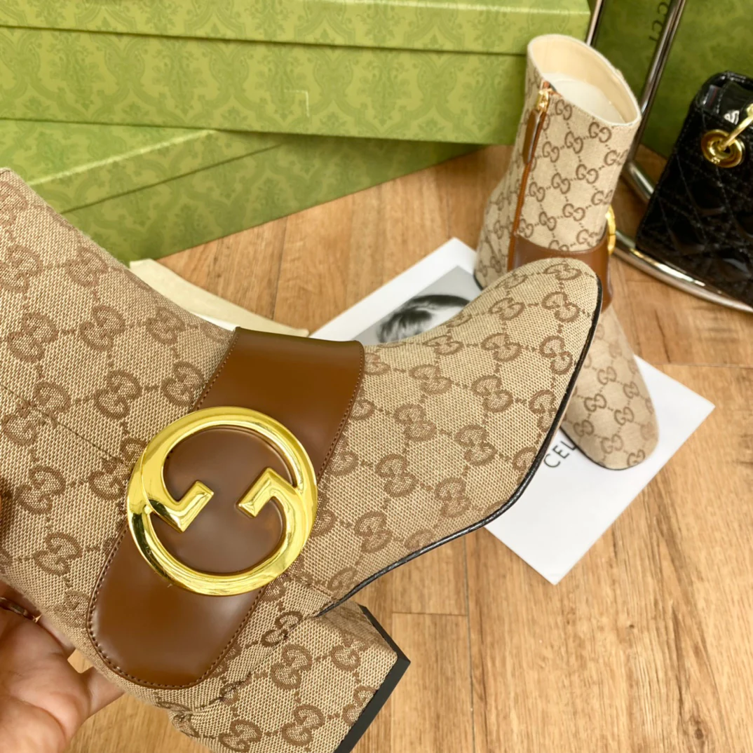 Новинка сезона осень/зима Gucci 22ss - Классические ботильоны с золотой пряжкой - Монограмма - 1