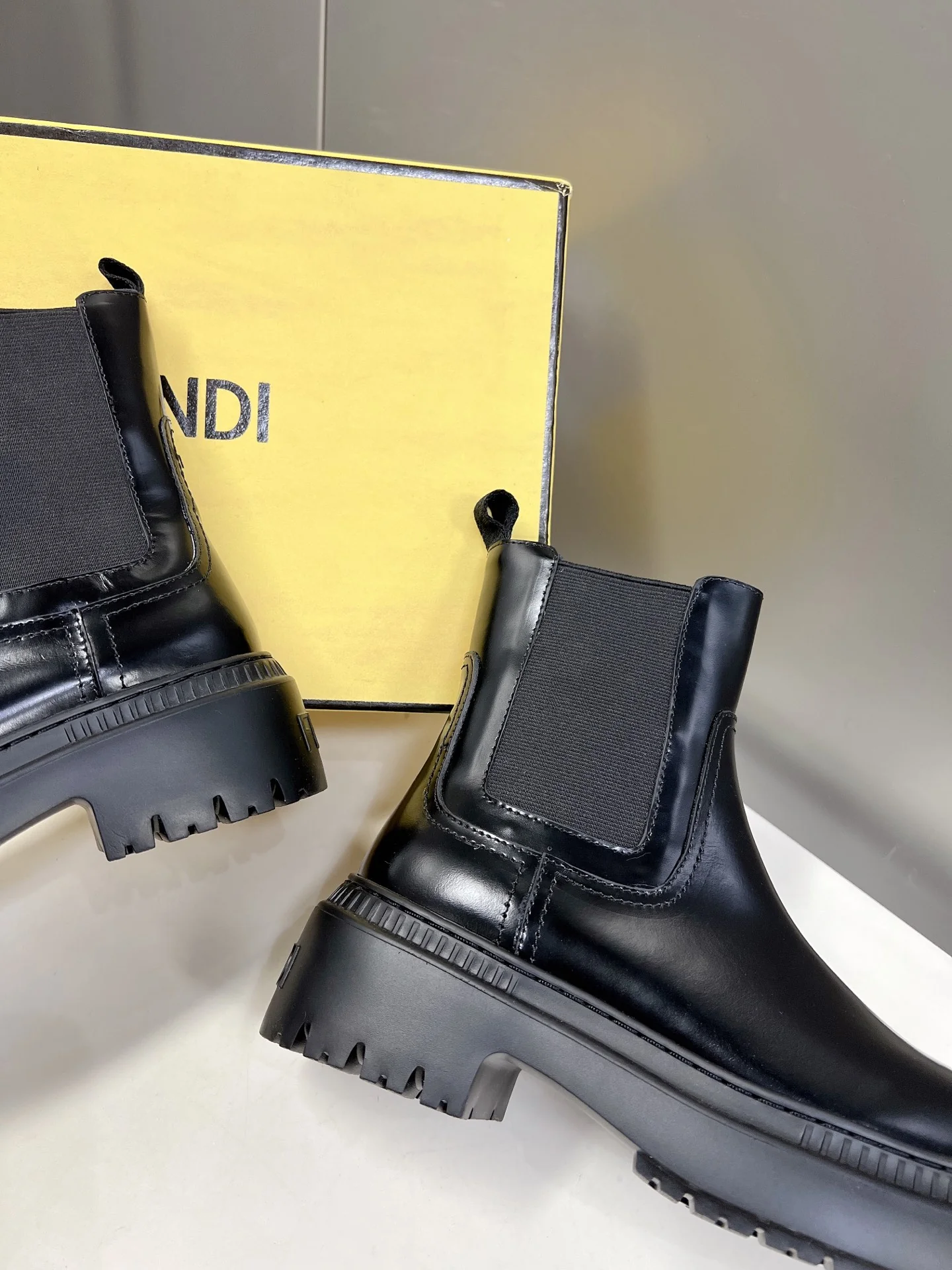 Новинка весны 2022 года от Fendi - Ботильоны - Черные