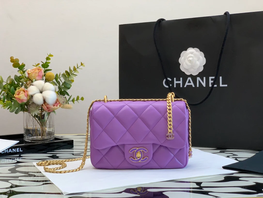 Новинка 2022 года от Chanel - квадратная сумка-мешок с эмалированной пряжкой.