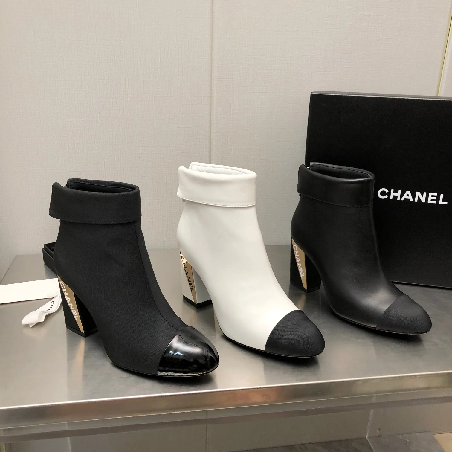 Новинка сезона осень/зима 2022 от Chanel - Ботильоны на высоком каблуке - Черные