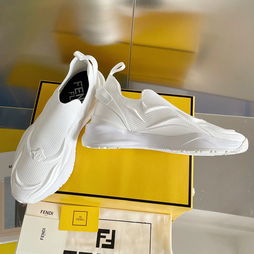 Новинка 2023 года от Fendi - кроссовки Flow Series Flyknit - белые.