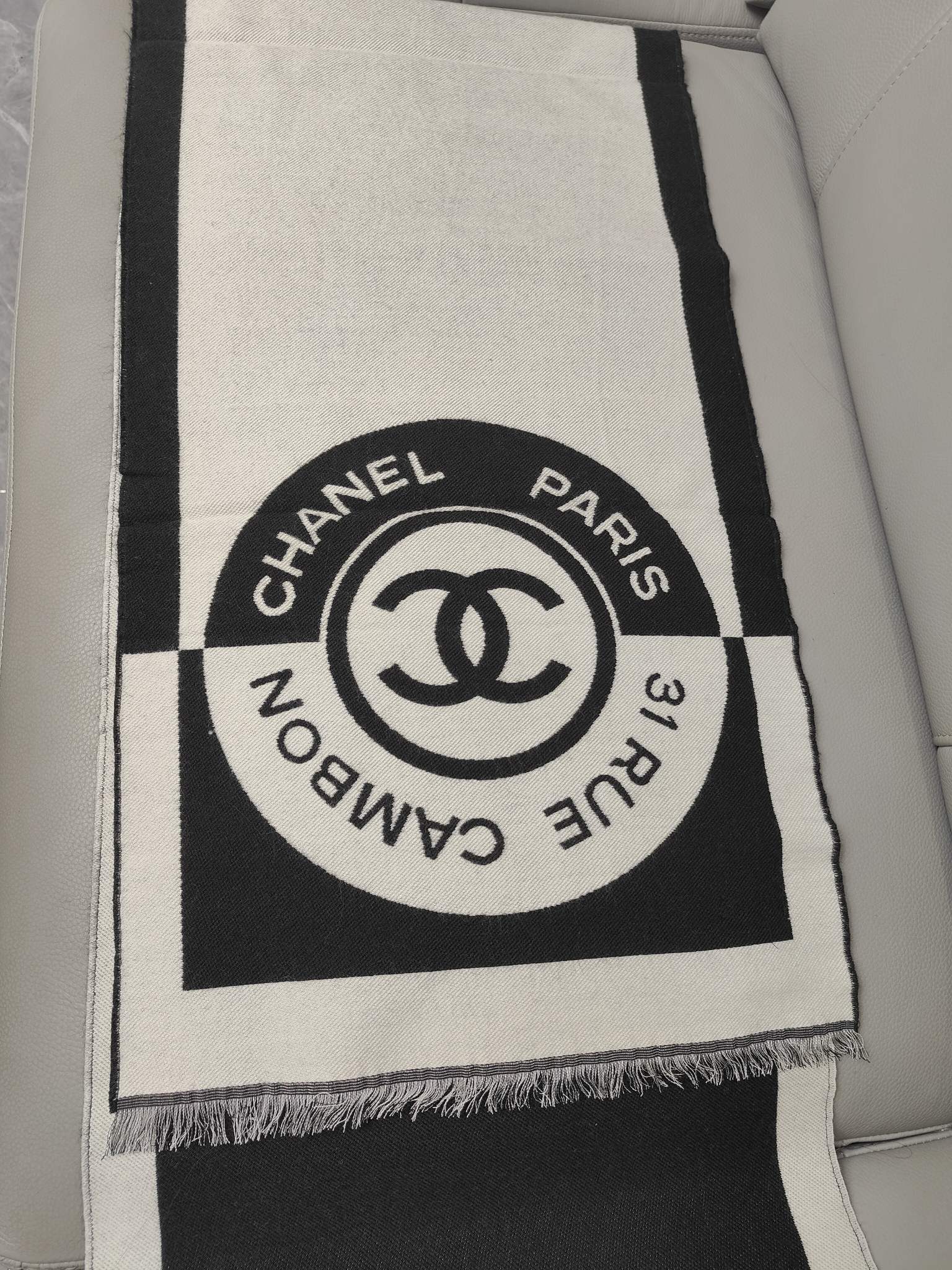 Chanel - Новый черно-белый длинный шарф