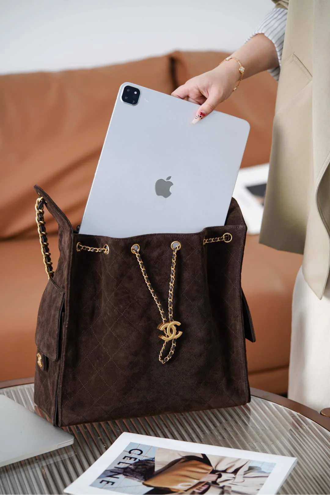 Сумка-ведро Chanel на завязках - замшевая сумка-хобо - большая, коричневая - золотистая фурнитура