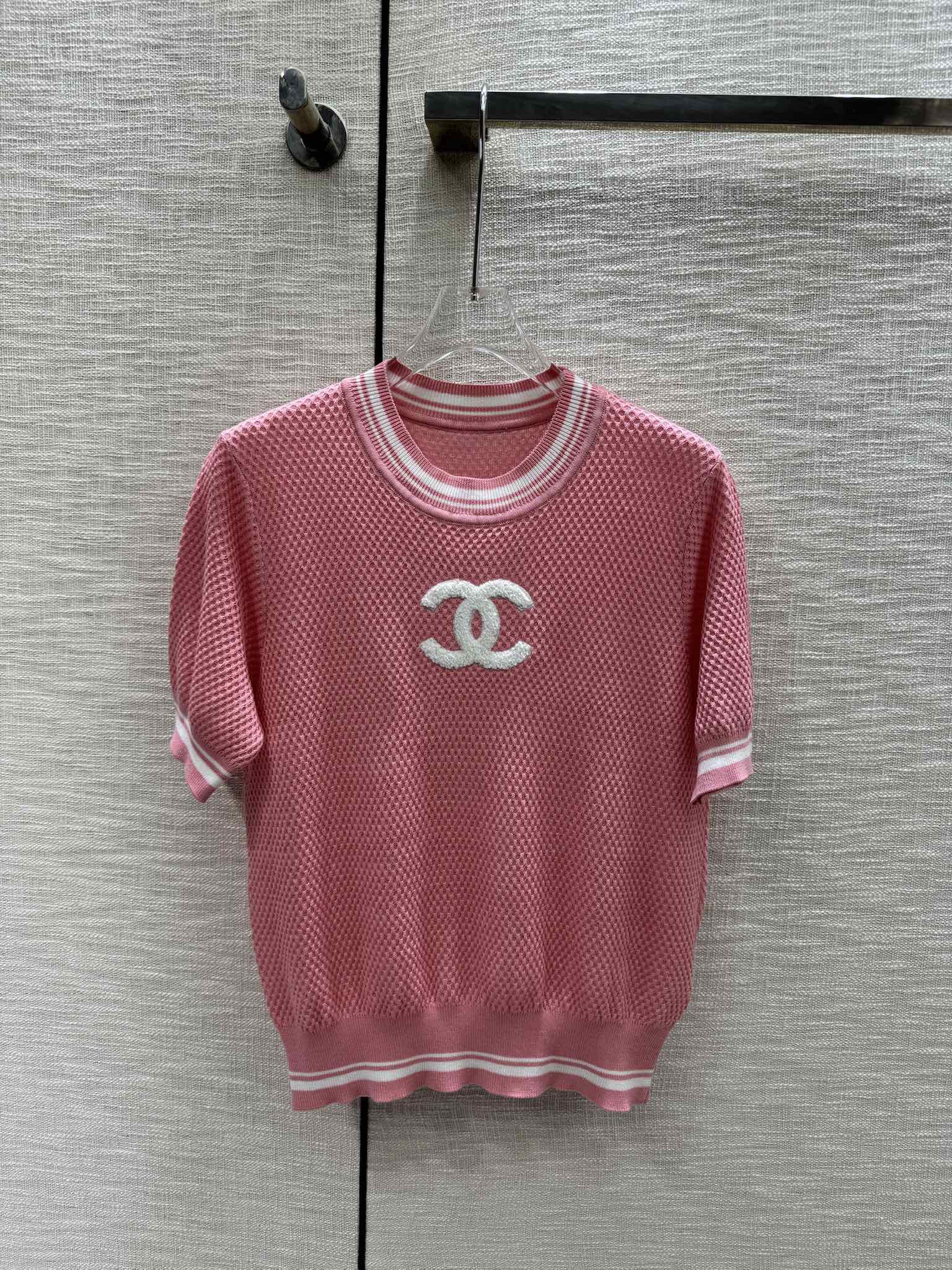 Chanel 2403 - Трикотажное платье с коротким рукавом и двойным С-образным вырезом, цветные блоки - розовое