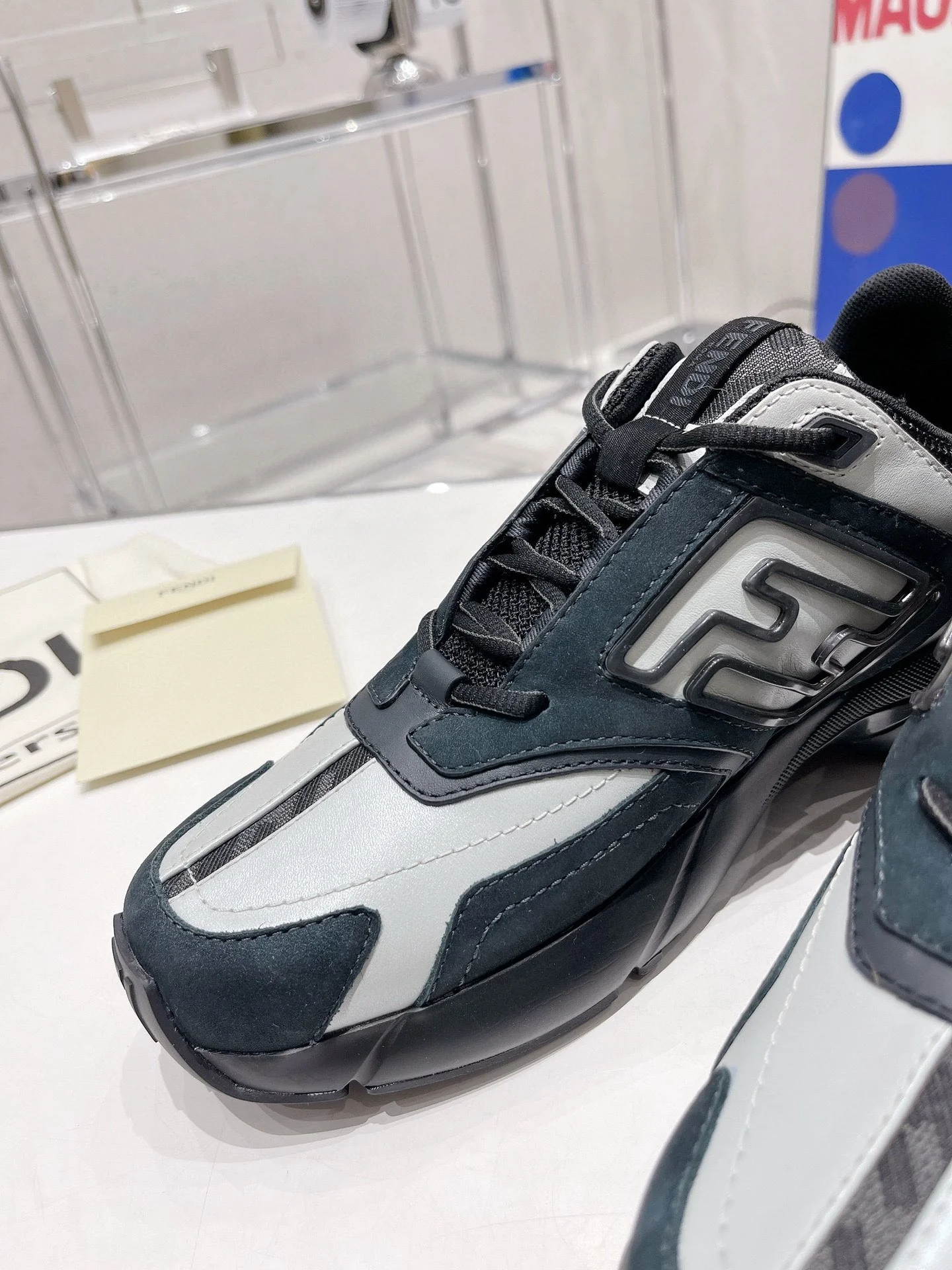 Новинки осенне-зимней коллекции Fendi 2022 — ретро-кроссовки — массивная обувь — парный стиль