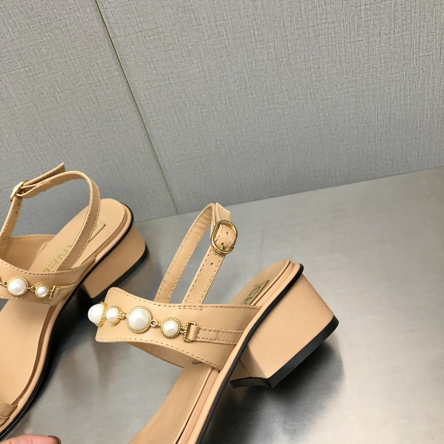 Сандалии Chanel 22a с жемчужной пряжкой ручной работы - кожа ягненка внутри и снаружи - размеры 35-41