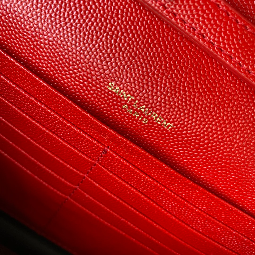 Сумочка-конверт YSL с монограммой из икры — красная с золотой фурнитурой.