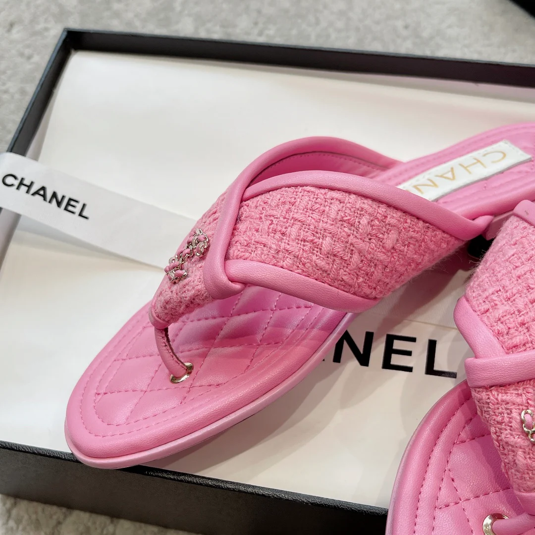 Новинка сезона весна/лето 2023 от Chanel - шерстяные тапочки с вышитым ромбовидным узором - розовые.