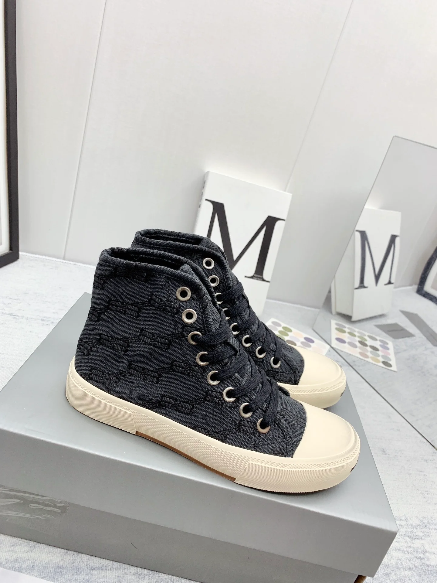 Новинка сезона осень/зима 2022 от Balenciaga - Кед Paris - Унисекс - Черный