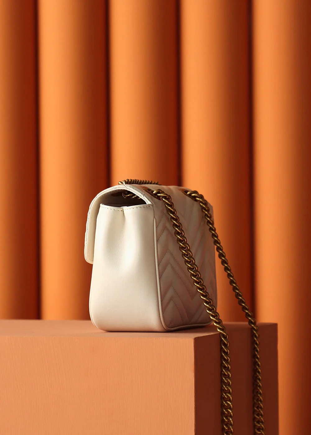 Новинка 2023 года от Gucci - Квадратная сумка-мешок серии GG Marmont - Белая