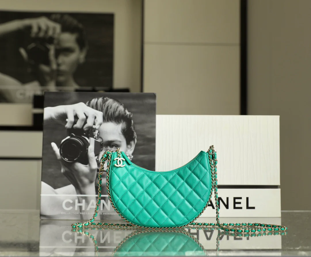 Новинка сезона весна/лето 2023 от Chanel - сумка ?Полумесяц? - маленькая - зеленая