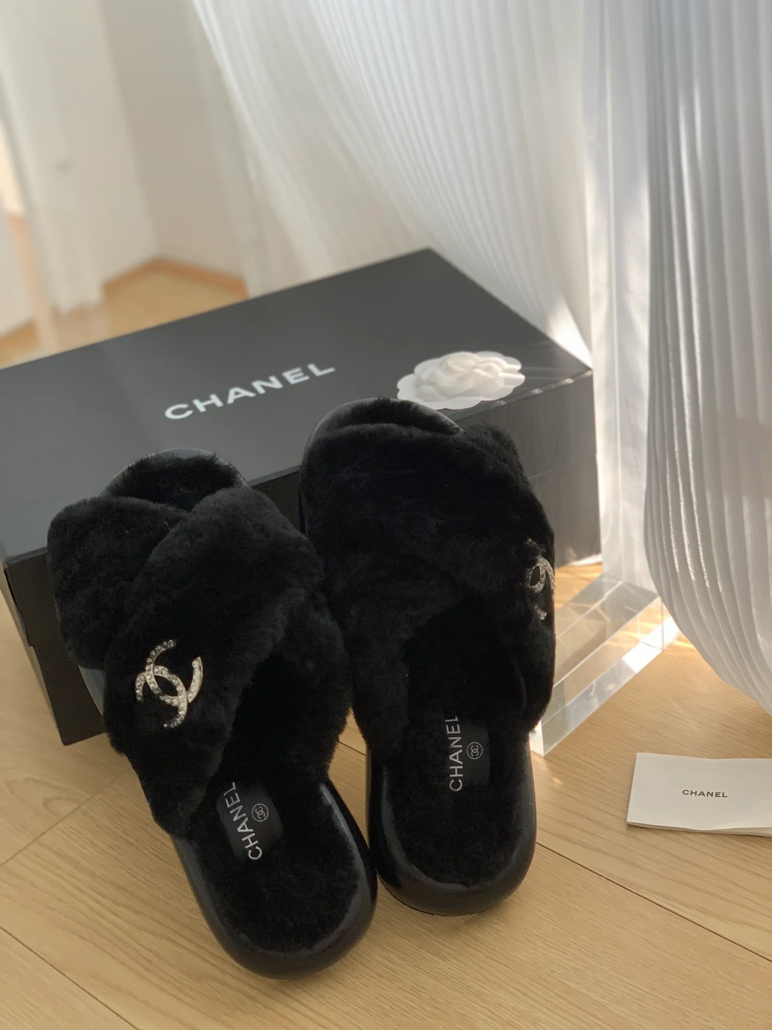 Новинка сезона осень/зима 2023 от Chanel - Классические меховые тапочки с двойной буквой С - Черные