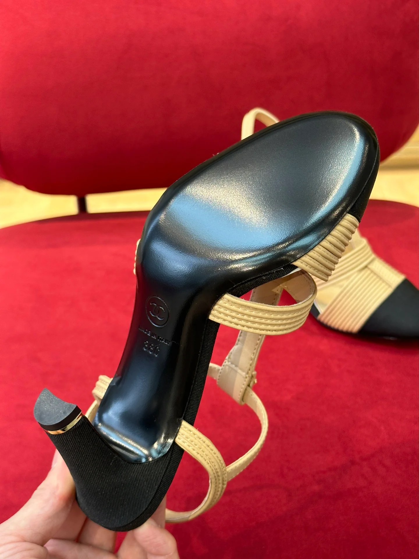 Новинка сезона весна/лето 2023 от Chanel — туфли на шпильке с лоскутным узором из овечьей кожи.