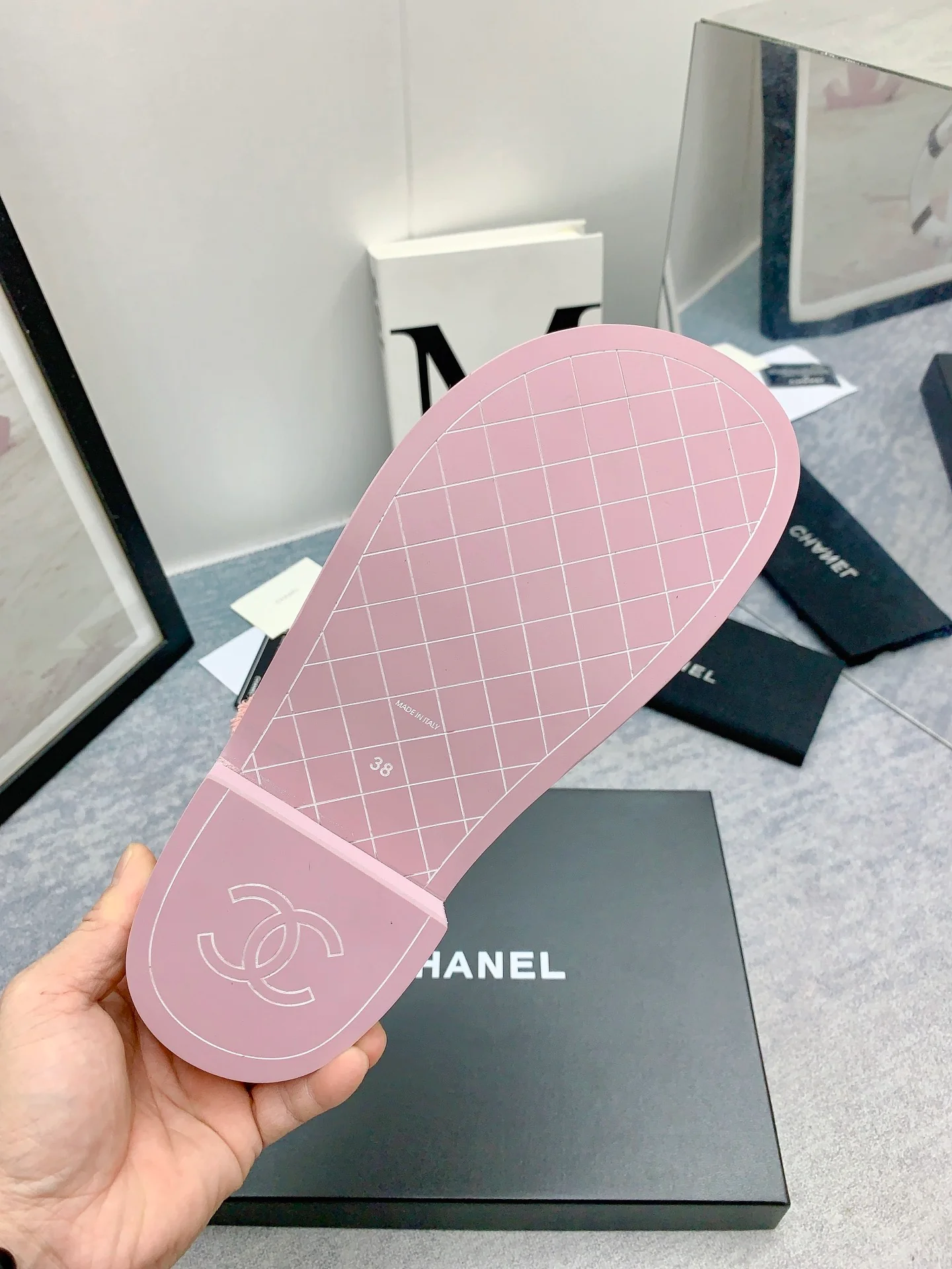 Новинка сезона осень/зима 2023 от Chanel - Сандалии на платформе из махровой ткани - Розовые