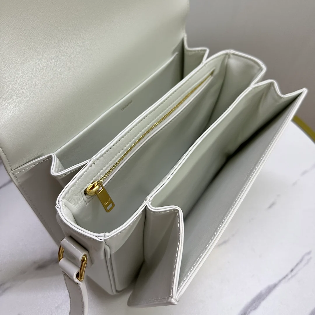Сумка Celine Triomphe Classic из глянцевой телячьей кожи - арктический белый