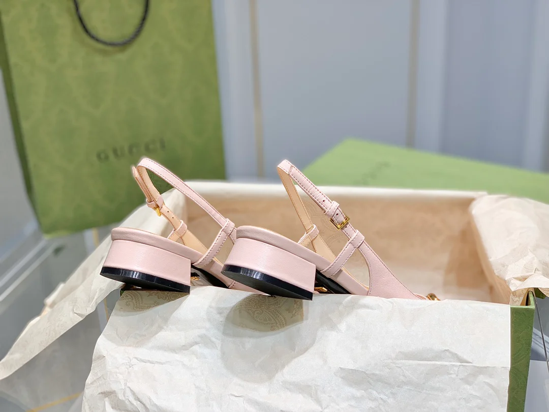 Весенняя коллекция Gucci 2021 — Невероятно милые сандалии на массивном каблуке с пряжкой в ??виде конской уздечки