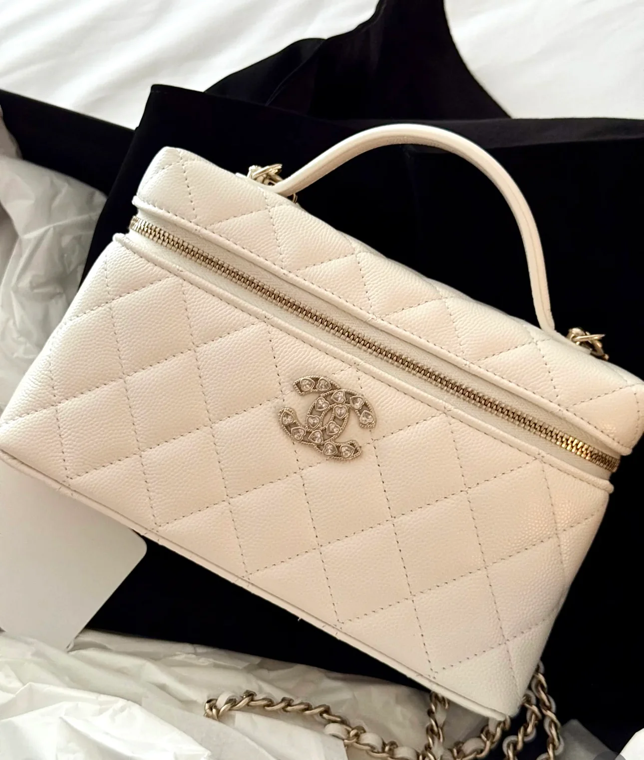 Сумка-ланчбокс Chanel 25p Limited Edition в форме сердца с бриллиантом — белая.