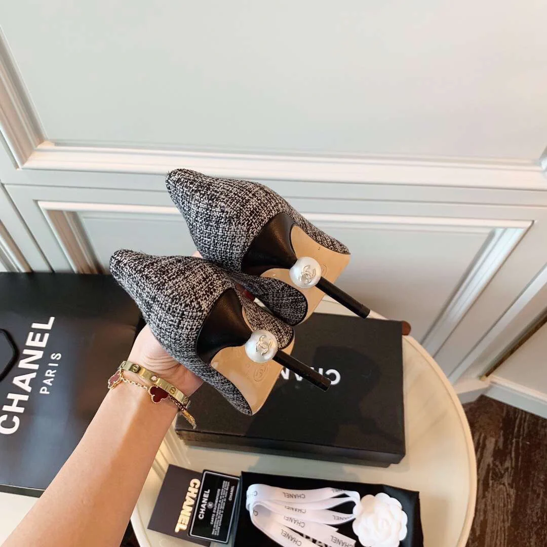 Chanel - Туфли на высоком каблуке с острым носком, украшенные жемчугом - 1