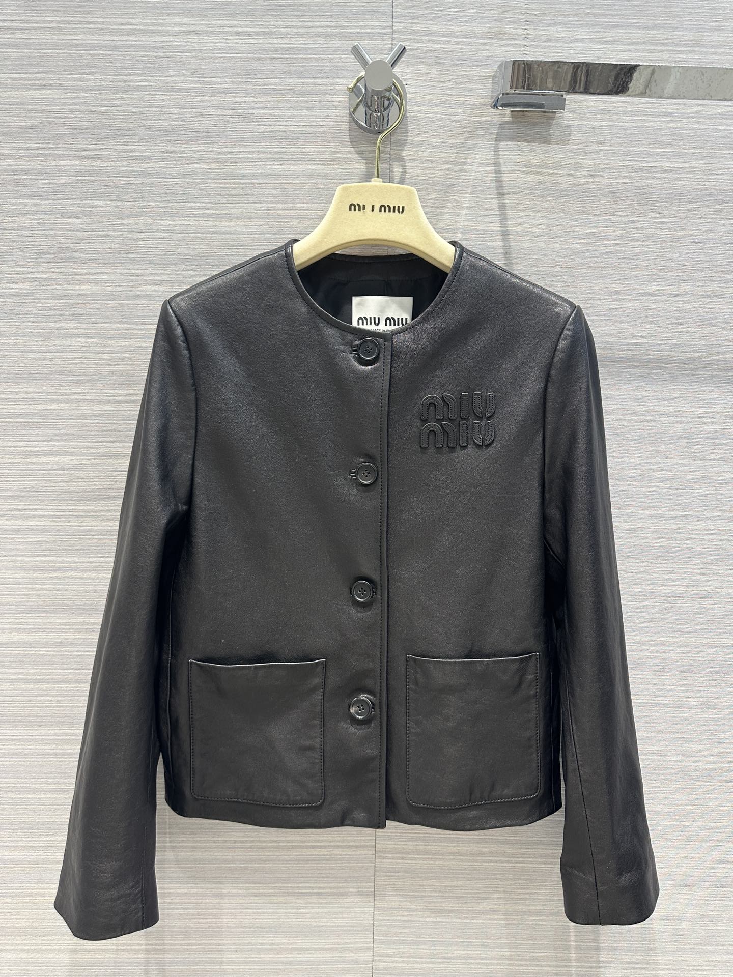 Miu Miu - 2404 - Кожаная куртка в стиле преппи - Черная