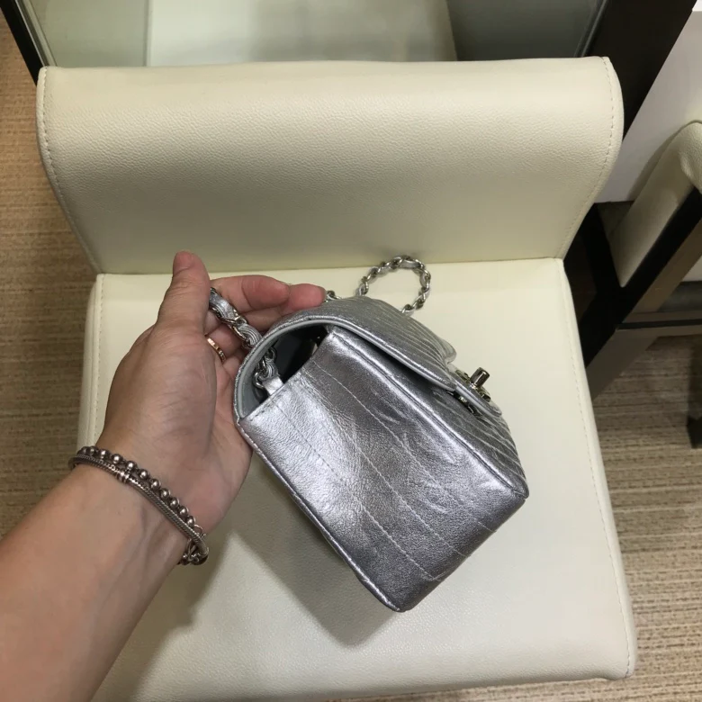 Коллекция Chanel Весна/Лето 2018 - Плиссированная металлизированная кожа - Телячья кожа - Сумка CF - 17 см