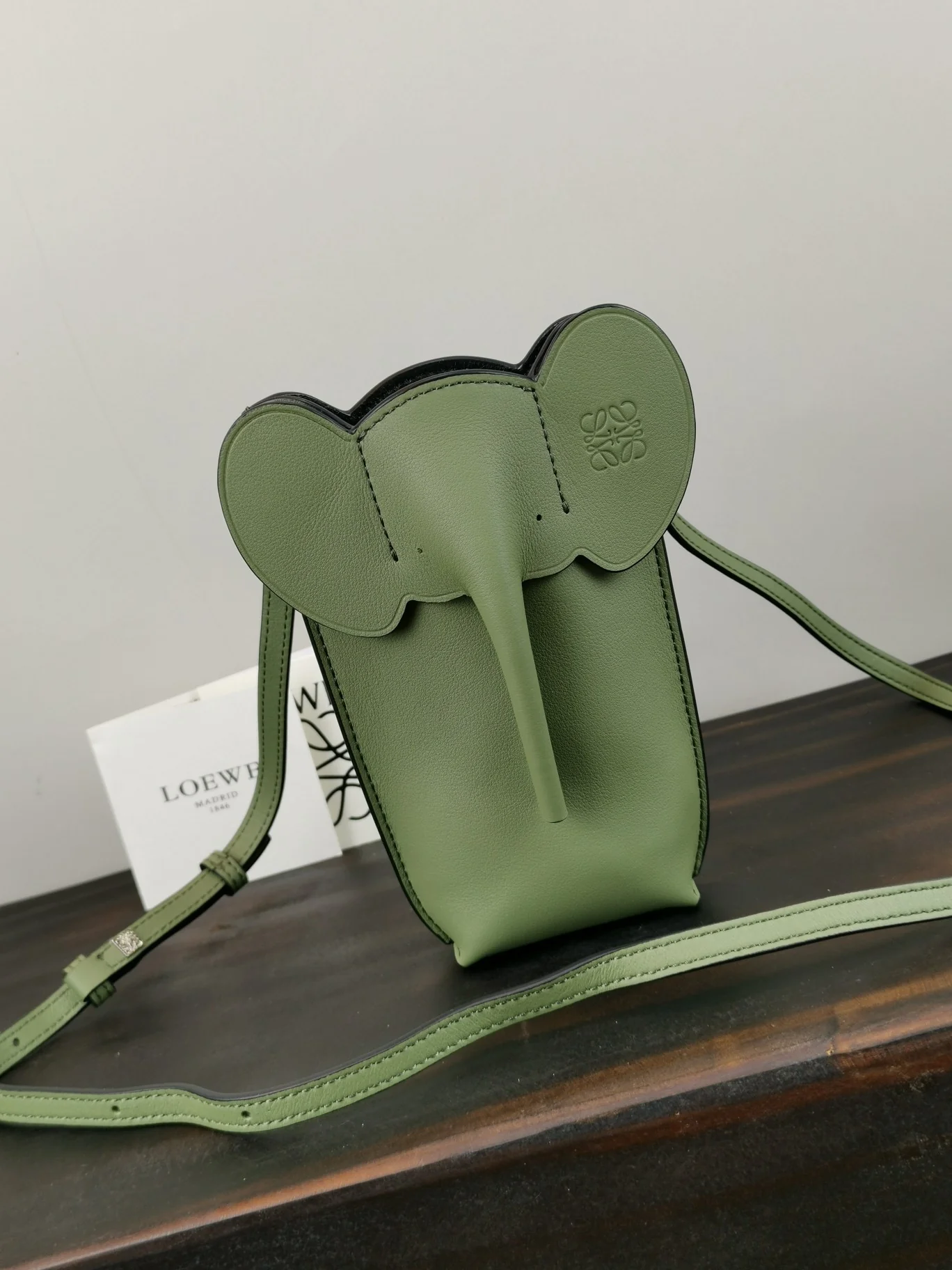 Loewe - Сумка для телефона New Elephant - Зеленая
