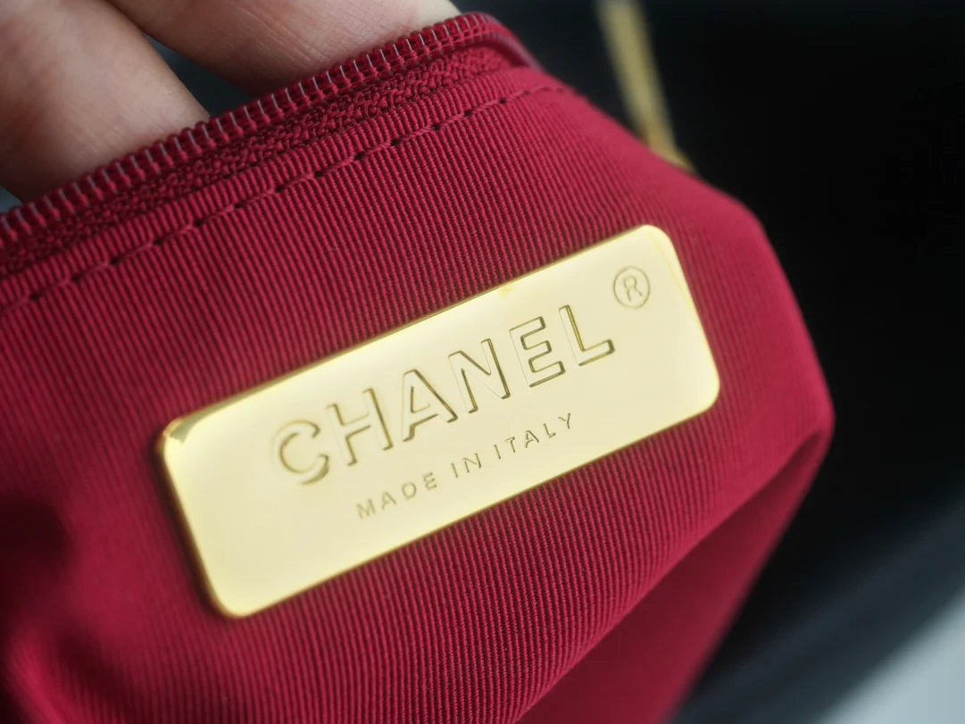 Новая коллекция Chanel ?Ранняя весна? — 24c — 19bag — сумка-хобо под мышкой — черная.