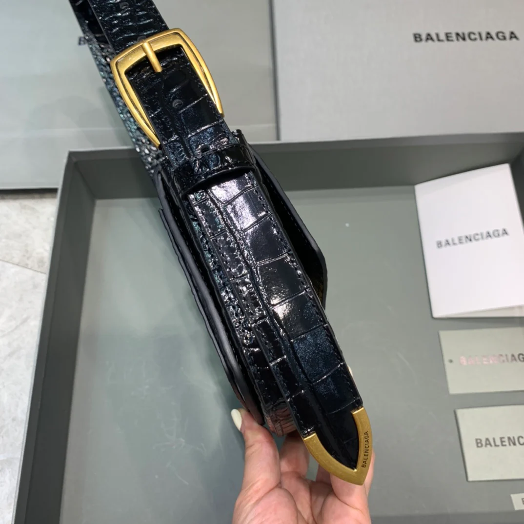 Сумка Balenciaga Ghost Bag - сумка через плечо из коровьей кожи с тиснением под крокодила.