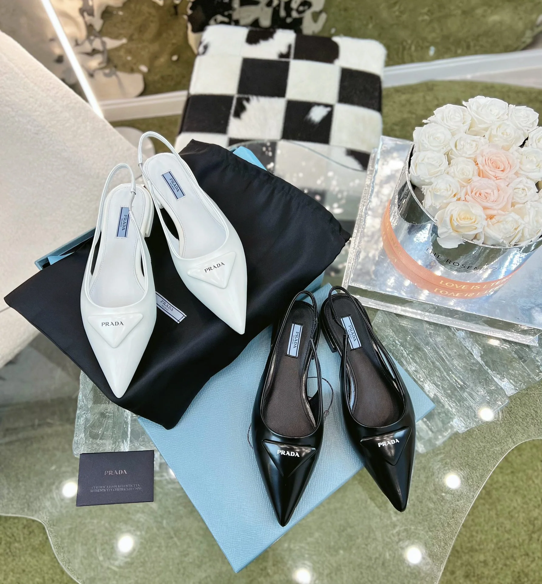 Новинка сезона весна/лето 2023 от Prada - Мюли-балетки с острым носком - Белые