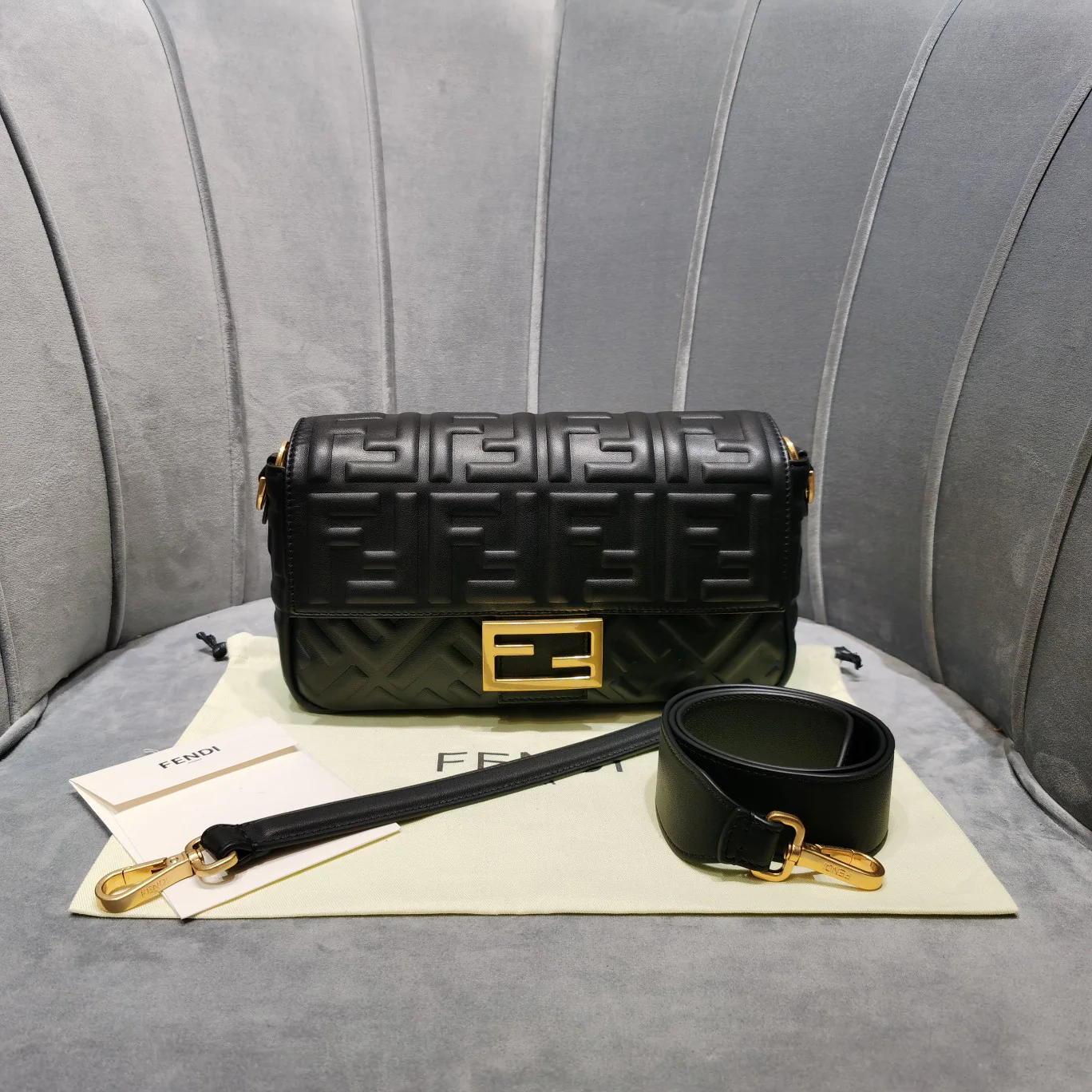Сумка Fendi Baguette Medium из черной кожи - 3