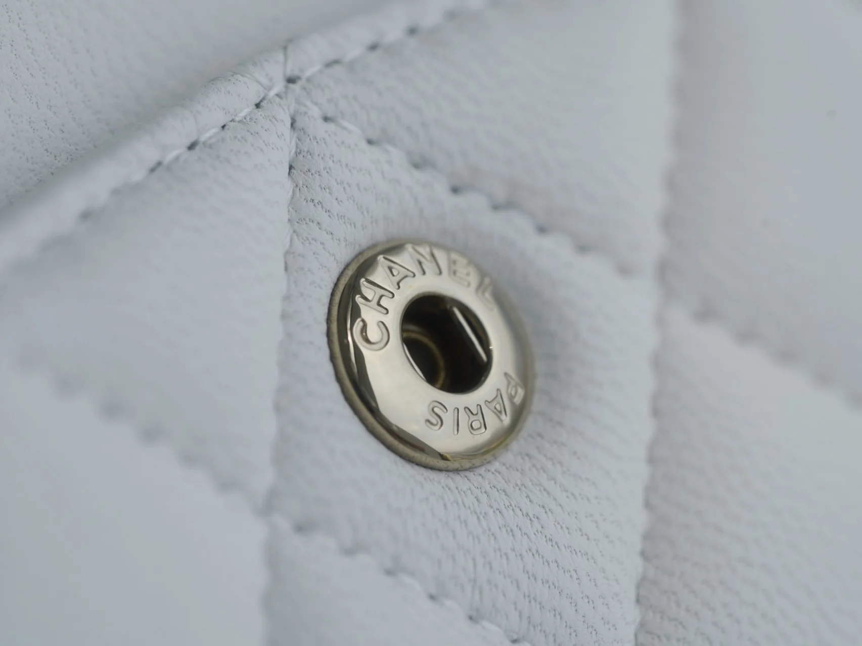 Классическая сумка Chanel с клапаном - белая.