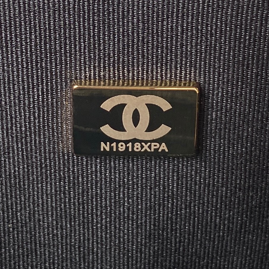 Коллекция Chanel Весна/Лето 2023 - Сумка Postman Flap Bag - Джинсовый черный - 19 см