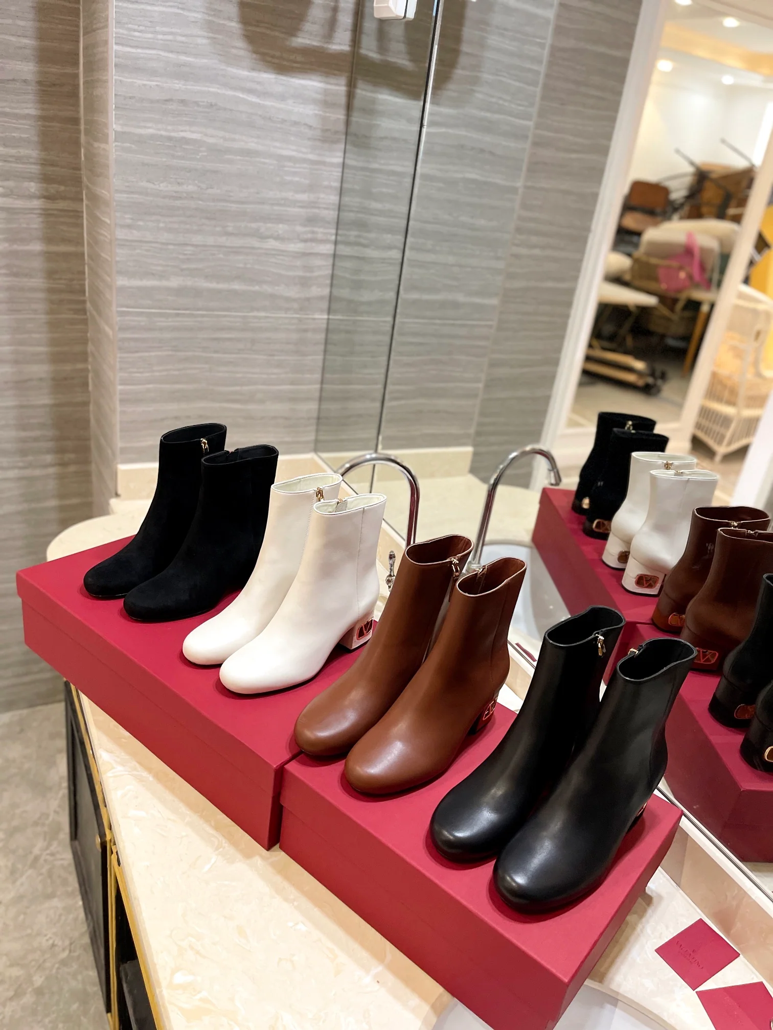 Новинка сезона осень/зима 2023 от Valentino - Ботильоны на массивном каблуке - Боковая молния - Черная замша