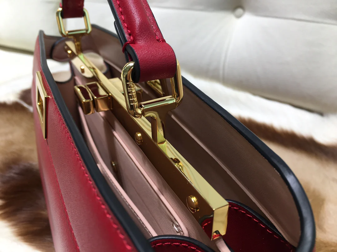 Розовая кожаная сумка Fendi Peekaboo i Seey