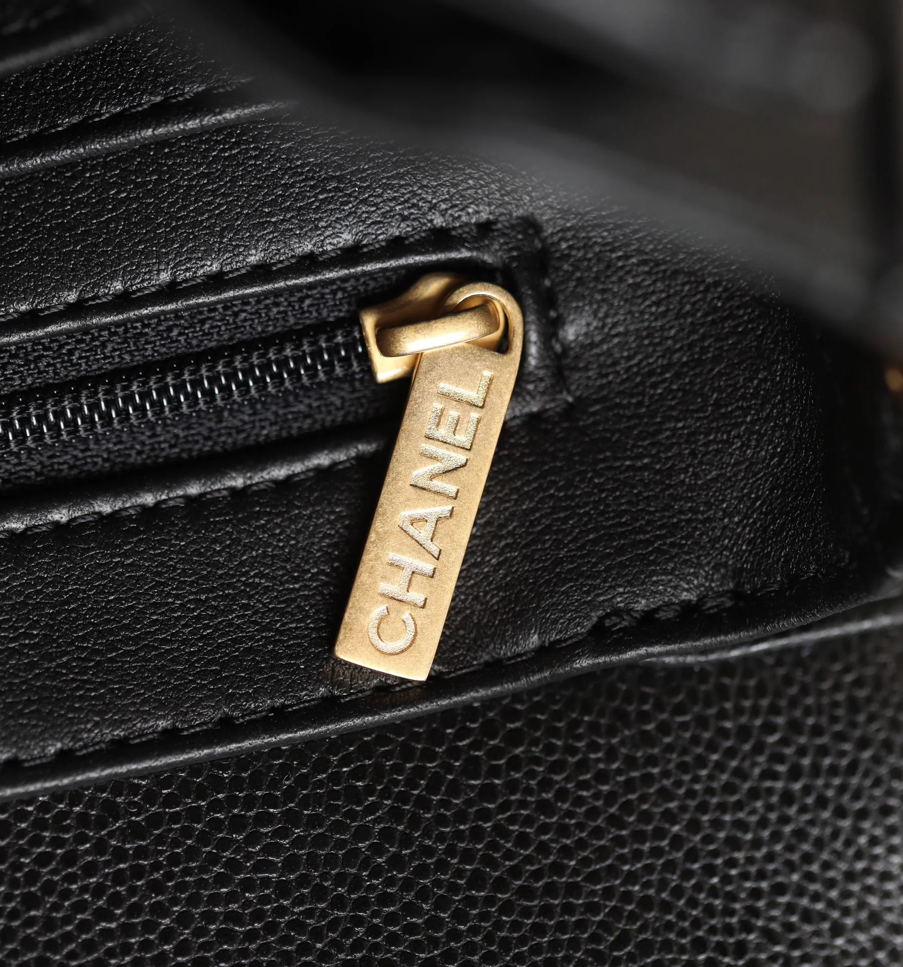 Сумка Chanel Medium Handle Flap Bag - черная