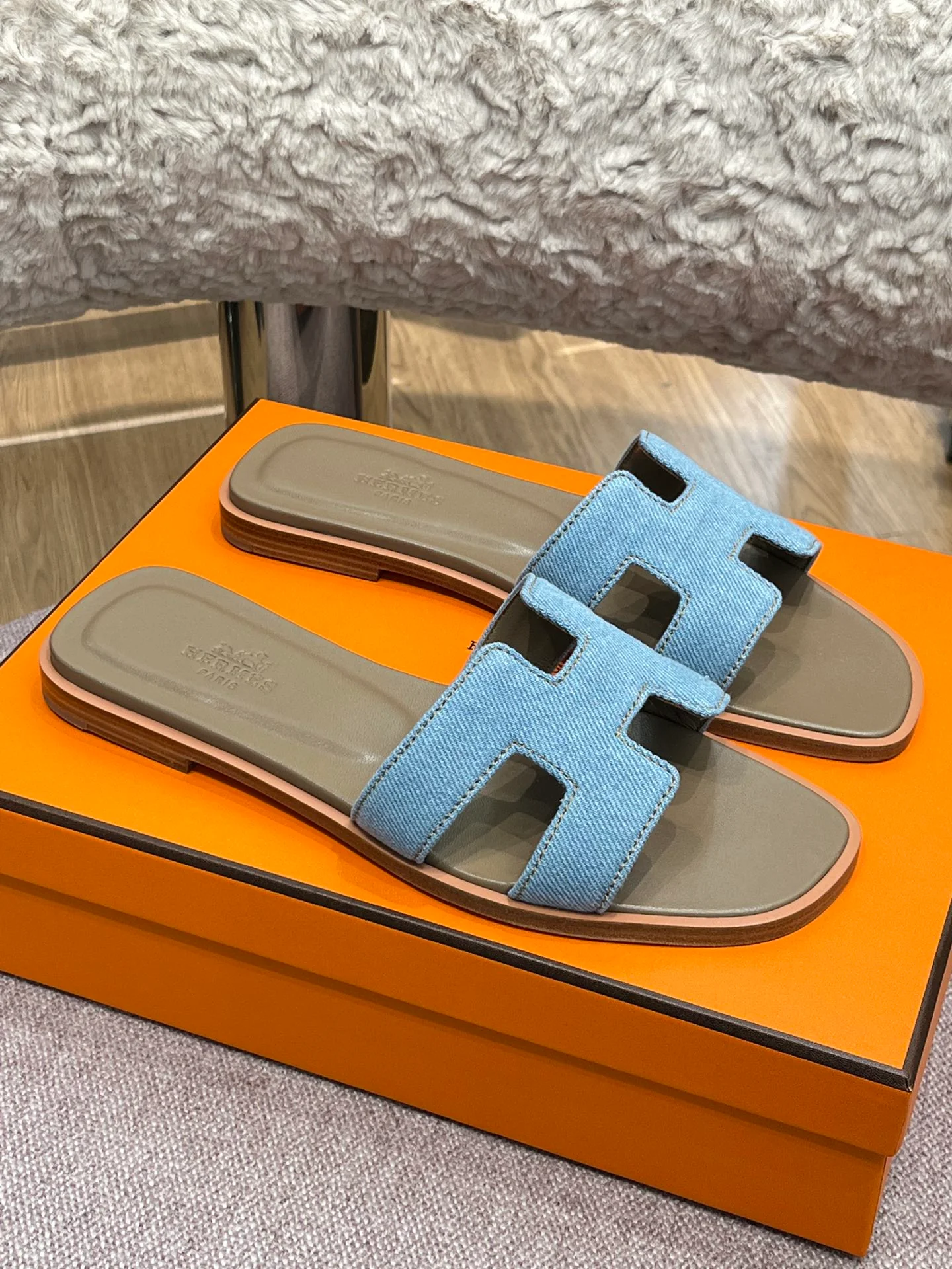 Новинка сезона весна/лето 2022 от Hermes - плоские тапочки H - 2 шт.