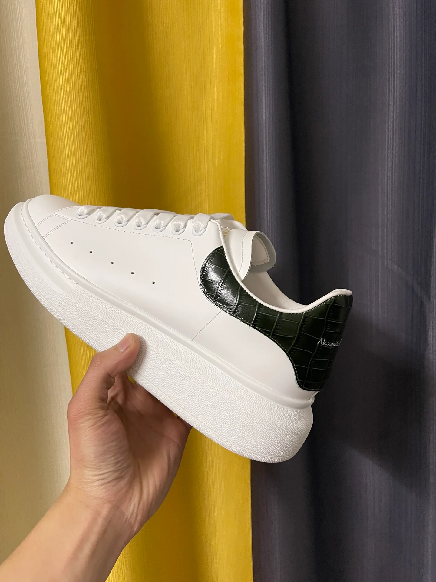 Классические белые кроссовки McQueen - унисекс - темно-зеленый крокодиловый узор