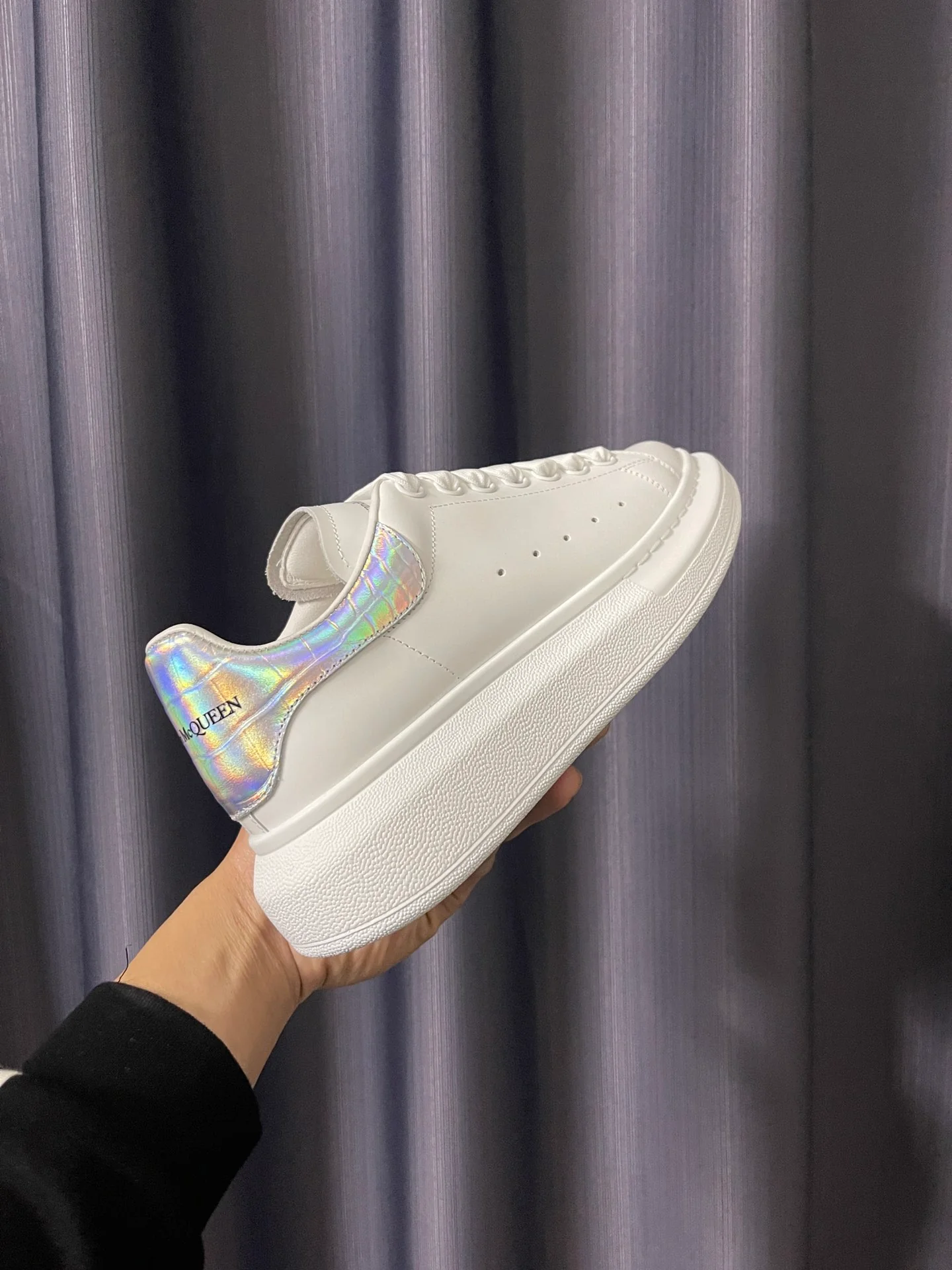 Классические белые кроссовки McQueen - унисекс - с лазерным рисунком под змеиную кожу.