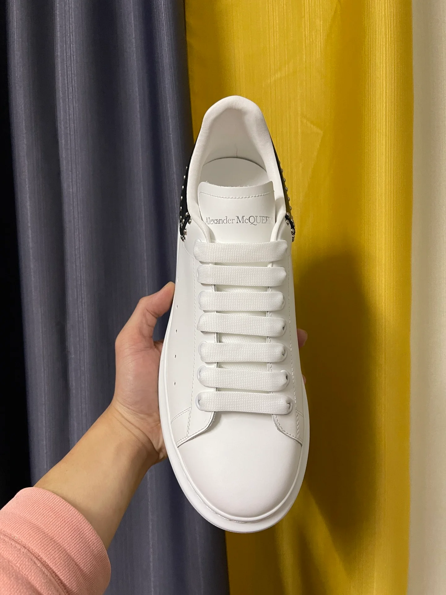 Классические белые кроссовки McQueen - унисекс - черная кожа на каблуке - круглые заклепки