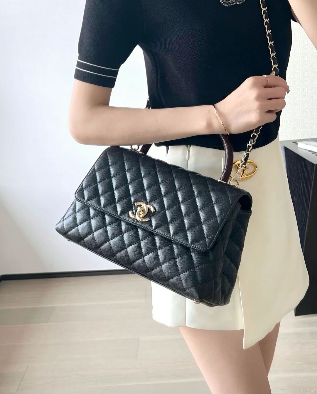 Chanel - Сумка с ручкой цвета ?кокосово-красная ящерица?, средний размер, черная с пряжкой светло-золотистого цвета.