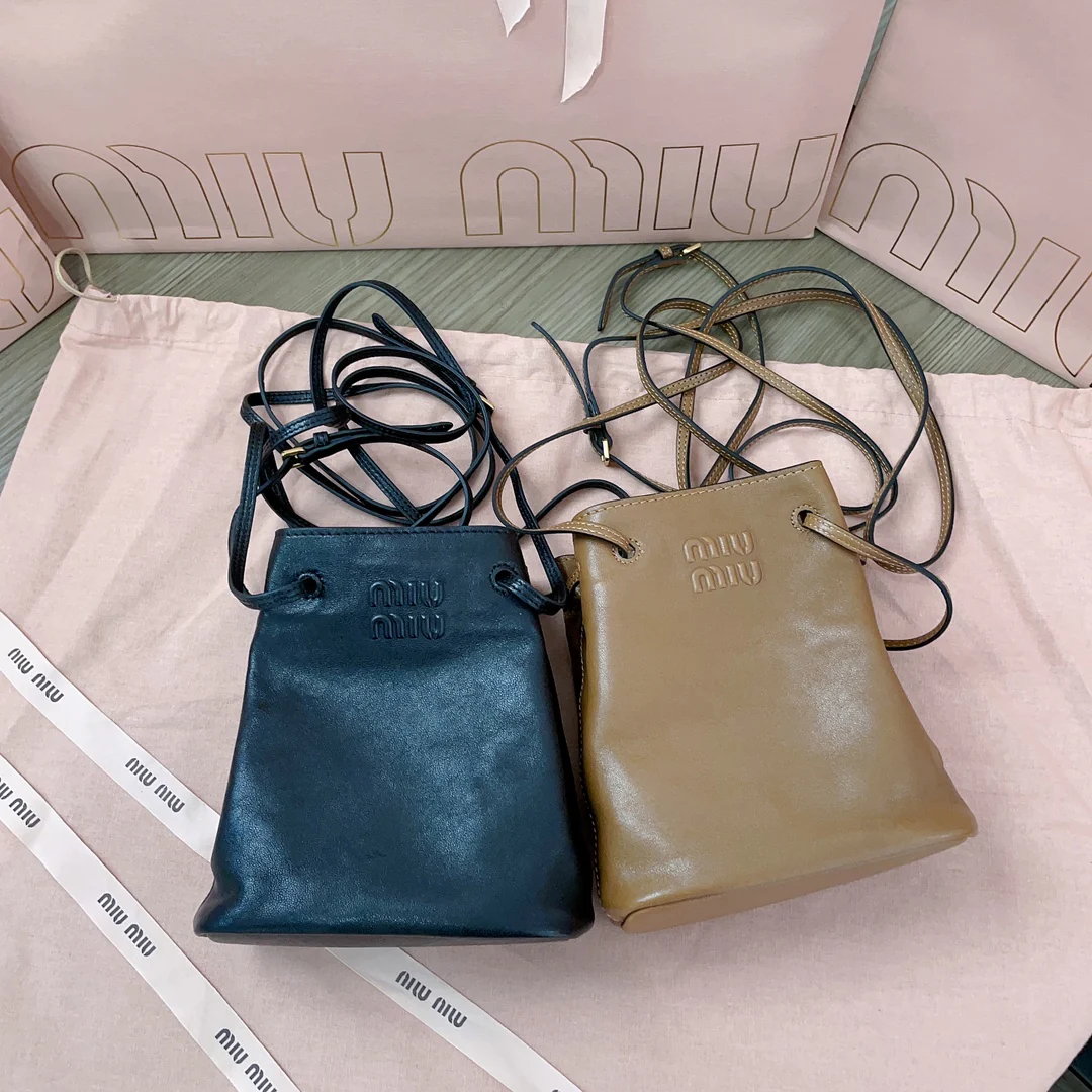 Miu Miu - Миниатюрная сумка-ведро из овечьей кожи