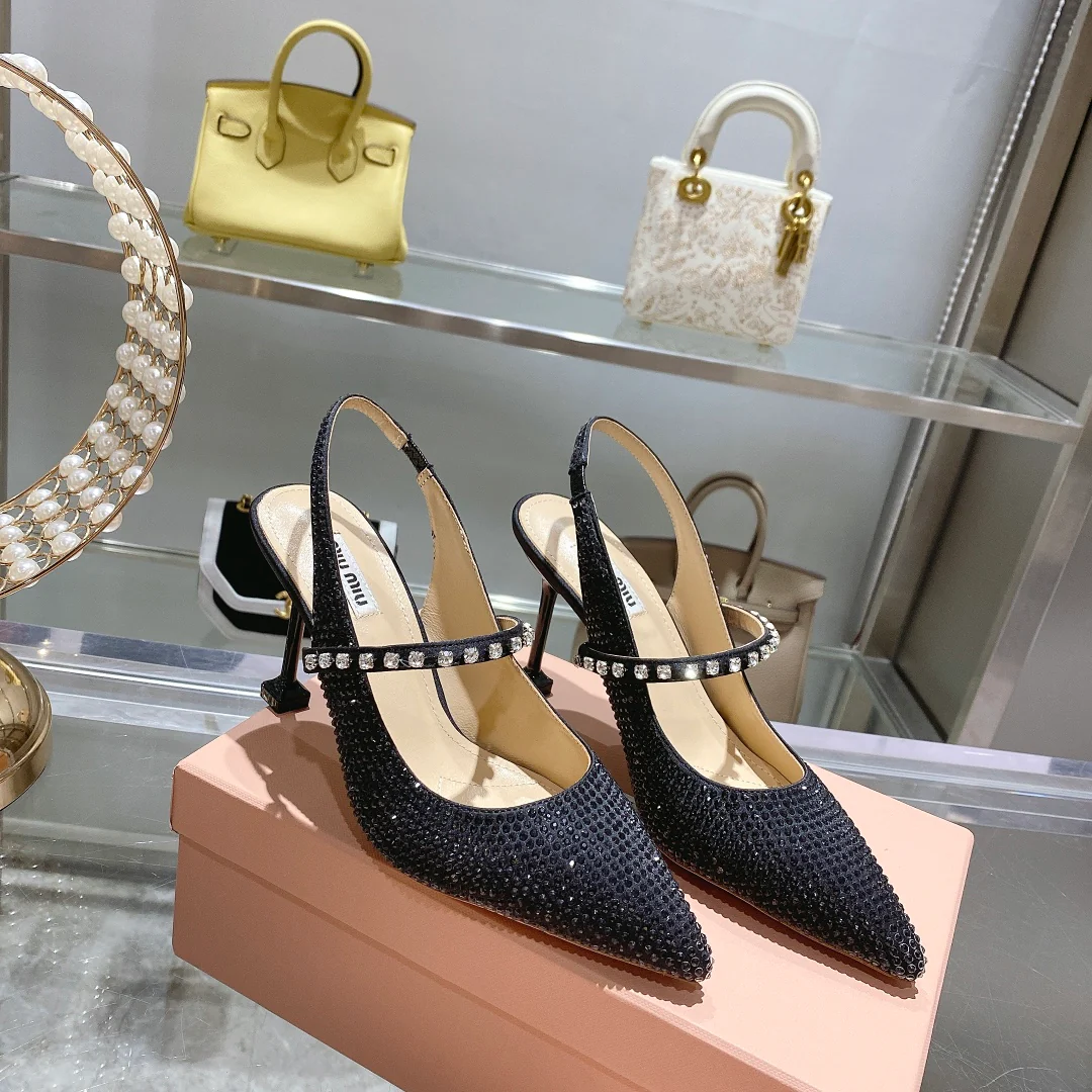 Новинки коллекции Miu Miu весна/лето 2022 — Туфли на шпильке — Черные