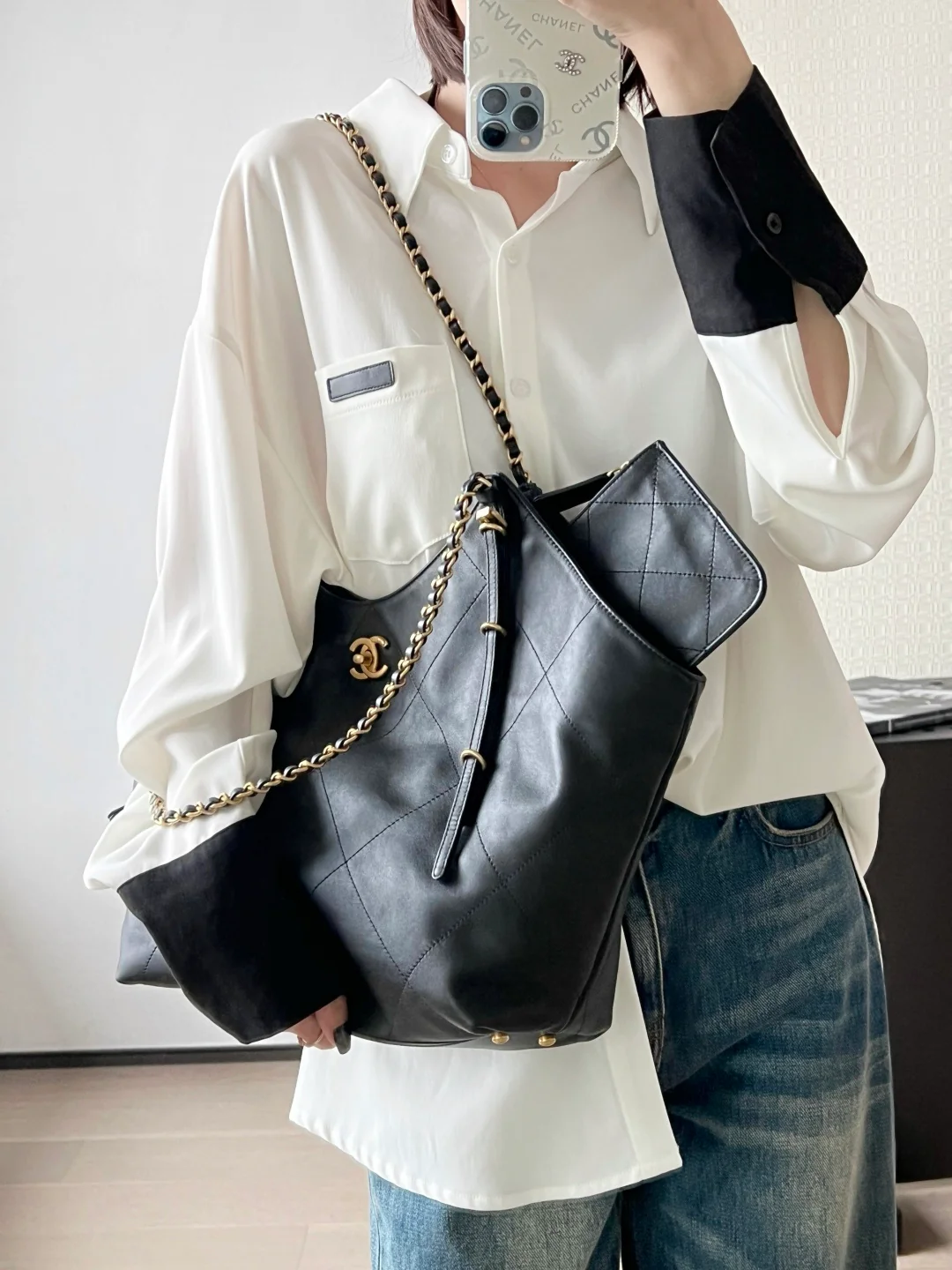 Маленькая черная сумка-тоут Chanel 25 с рукавами ?летучая мышь?.