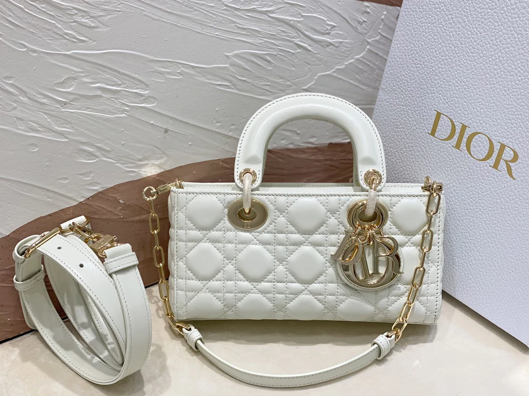 Сумочка Dior Lady d Joy, маленькая, из белой овечьей кожи с узором ?каннаж?.