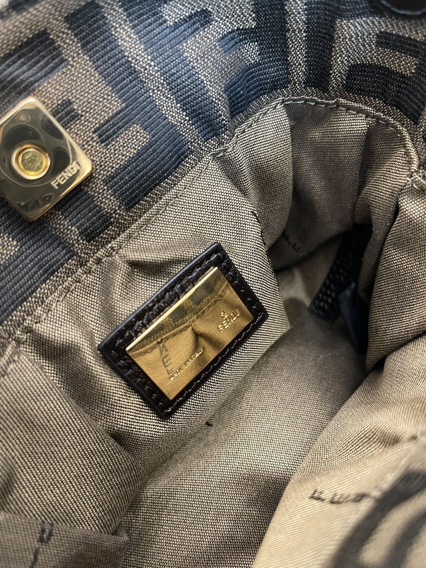 Маленькая винтажная сумка Fendi Monogram Ingot