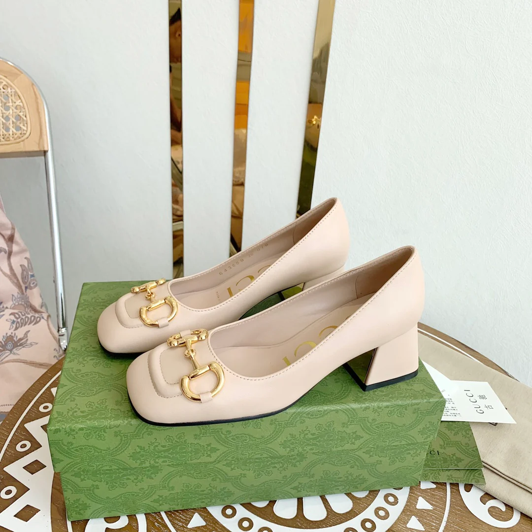 Весенняя коллекция Gucci 2021 — Туфли на массивном каблуке с пряжкой в ??виде конской уздечки.