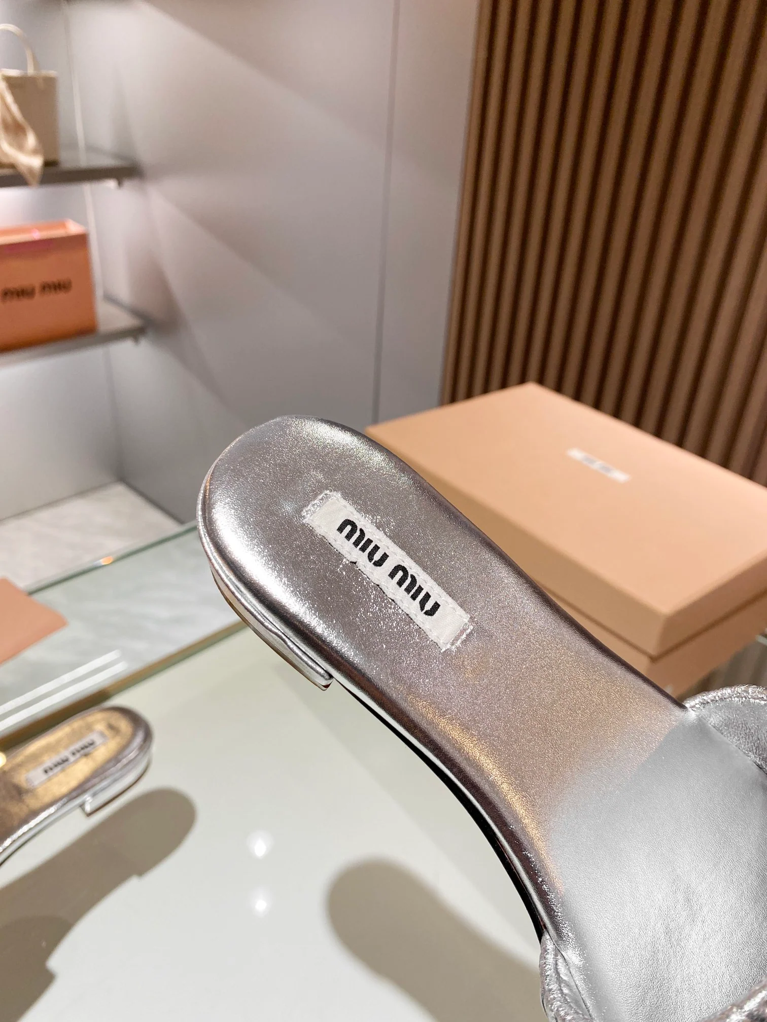 Новинка весны 2023 года от Miu Miu - плоские тапочки - серебристые