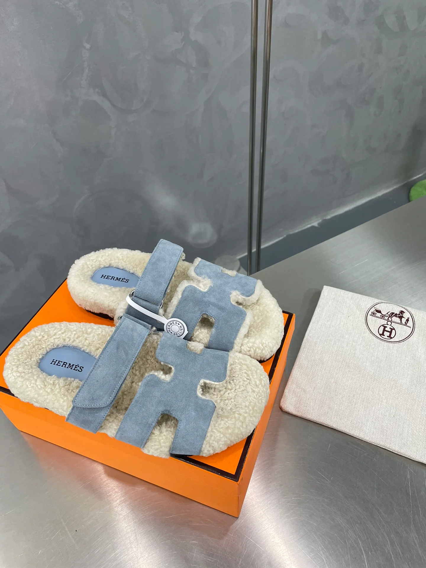 Шерстяные тапочки Hermes с радужным цветовым блоком - белые и синие