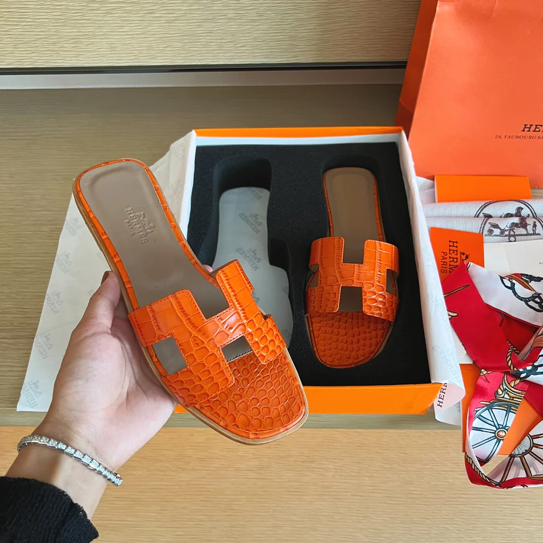 Классические тапочки Hermes с буквой H — крокодиловая кожа — оранжевые
