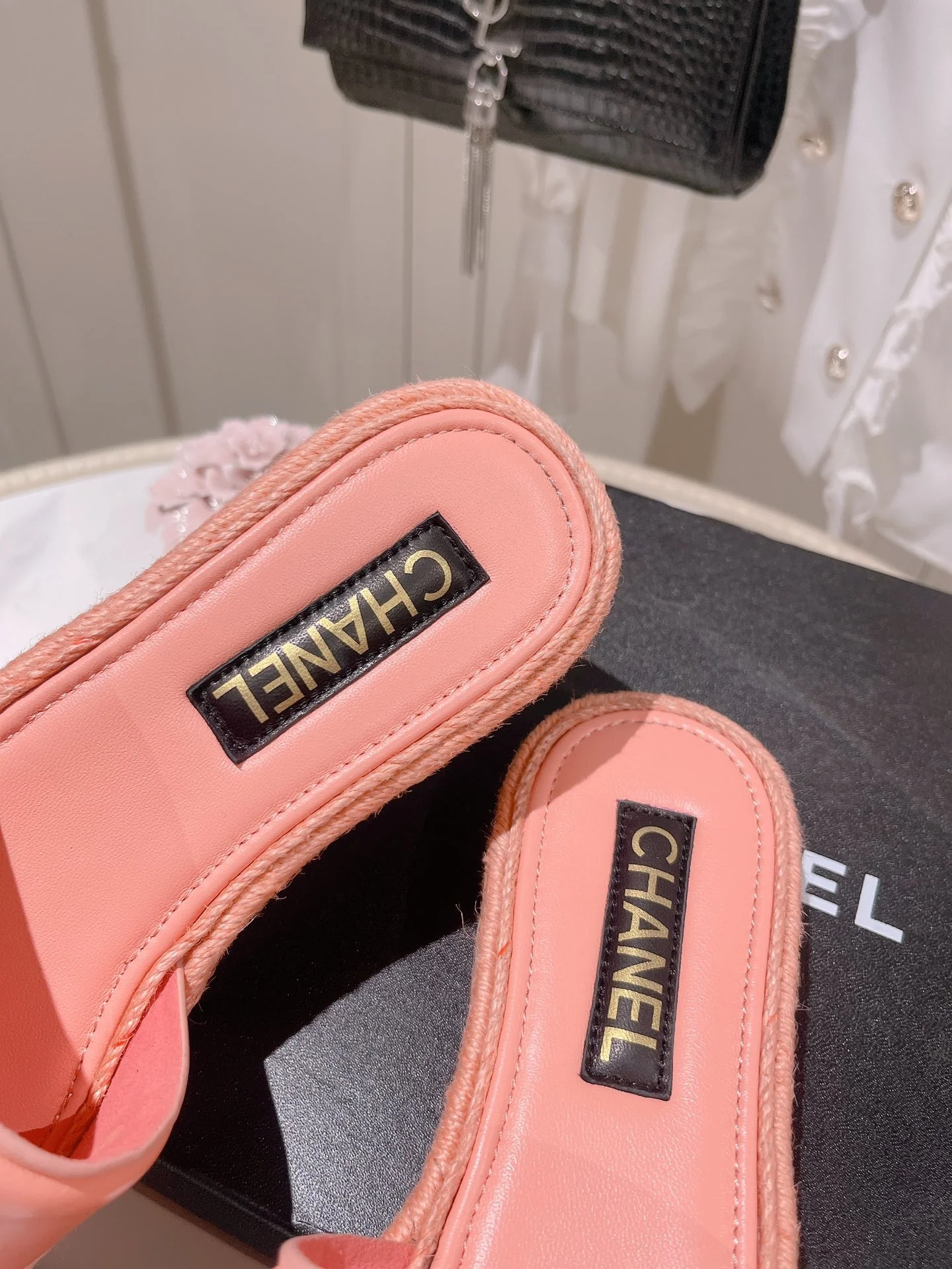 Новинка сезона весна/лето 2023 от Chanel - Тапочки из овечьей кожи - Розовые