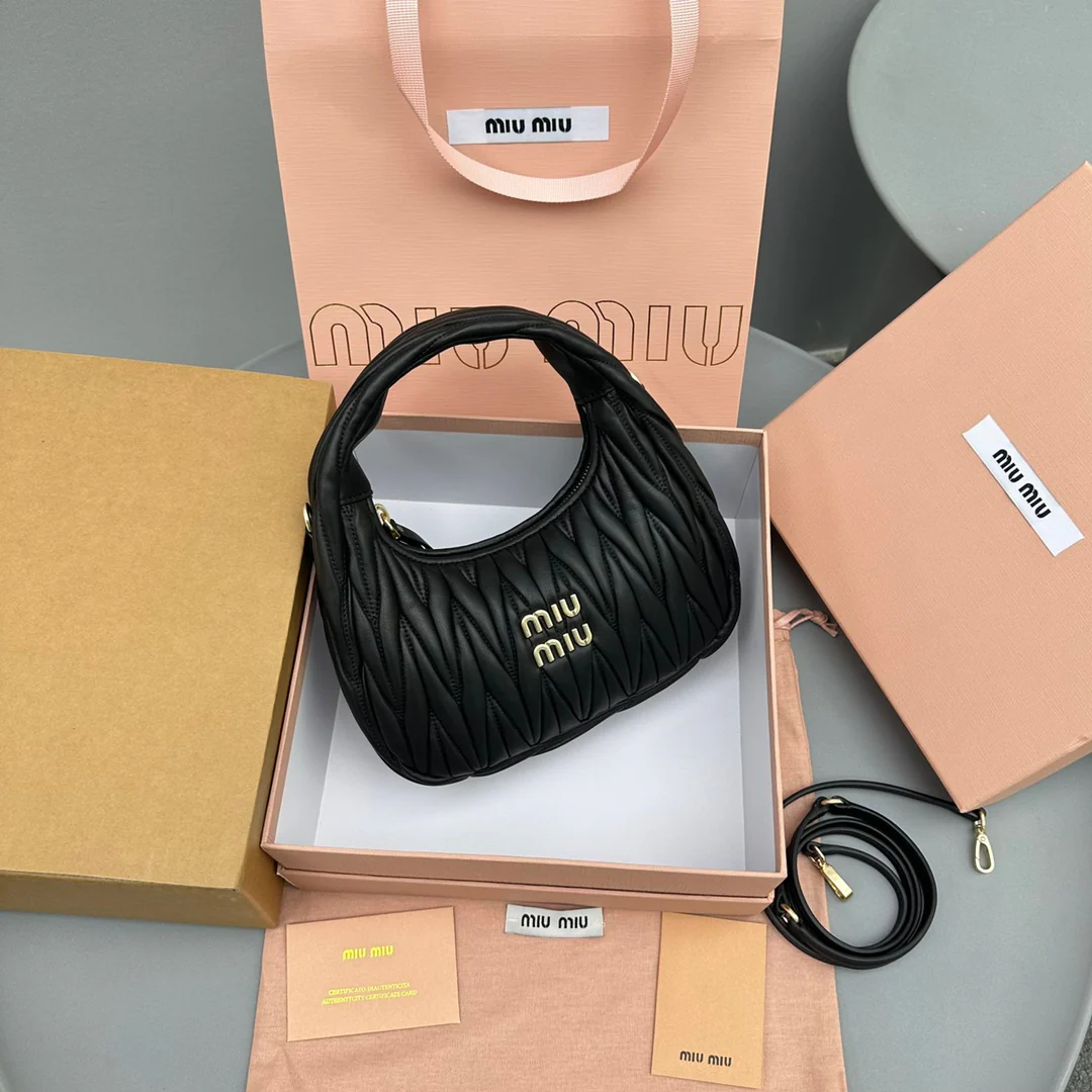 Сумка Miu Miu Wander, маленькая, из овечьей кожи, черная.